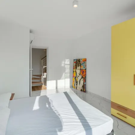 Elegant With Shared Pool Apartment