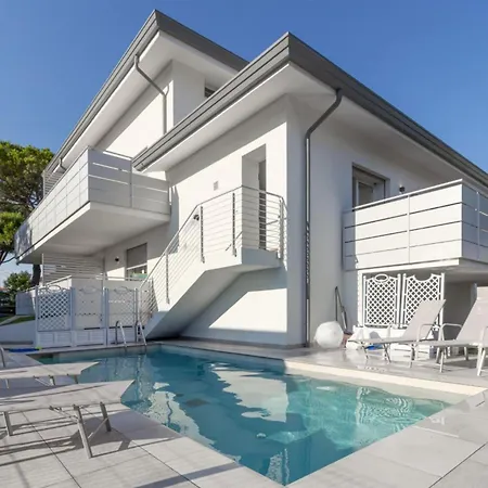 Elegant With Shared Pool Apartman *